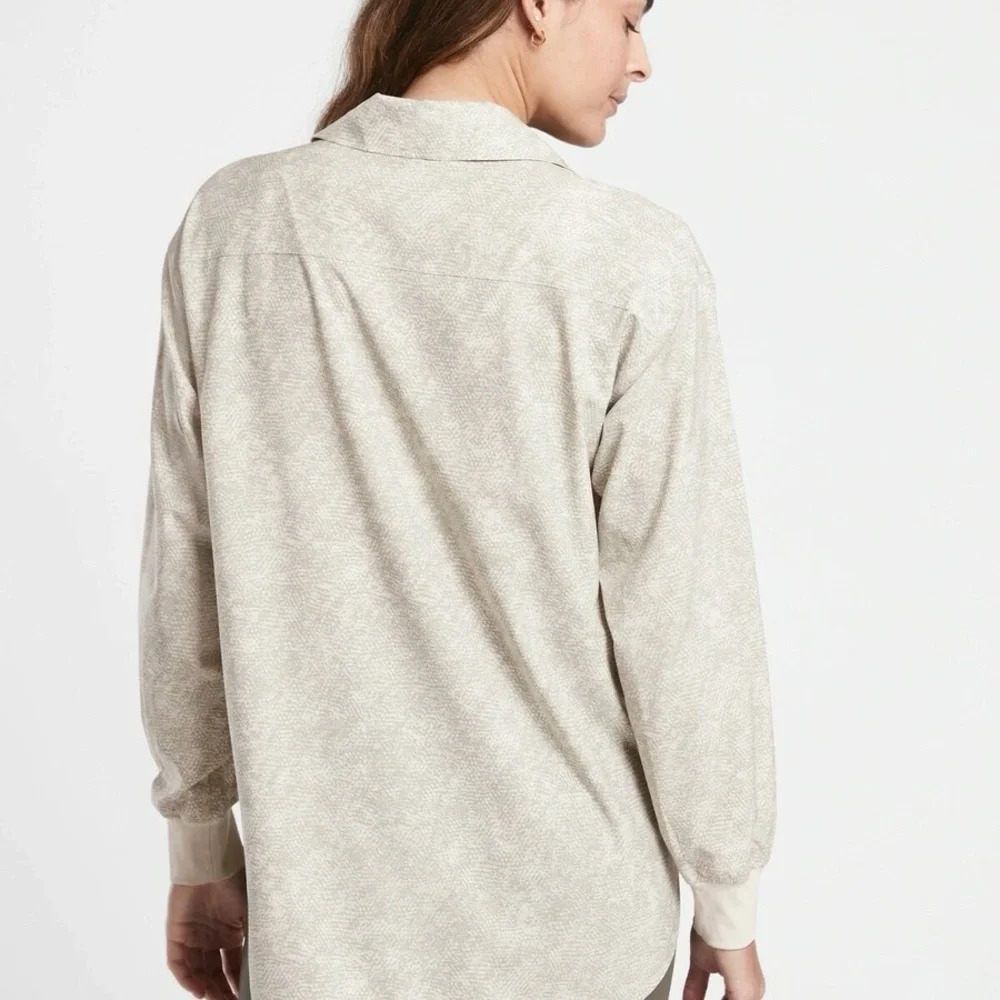 Athleta Zuma Printed Collared Long Sleeve Top size Medium Gray and Tan - Picture 12 of 15